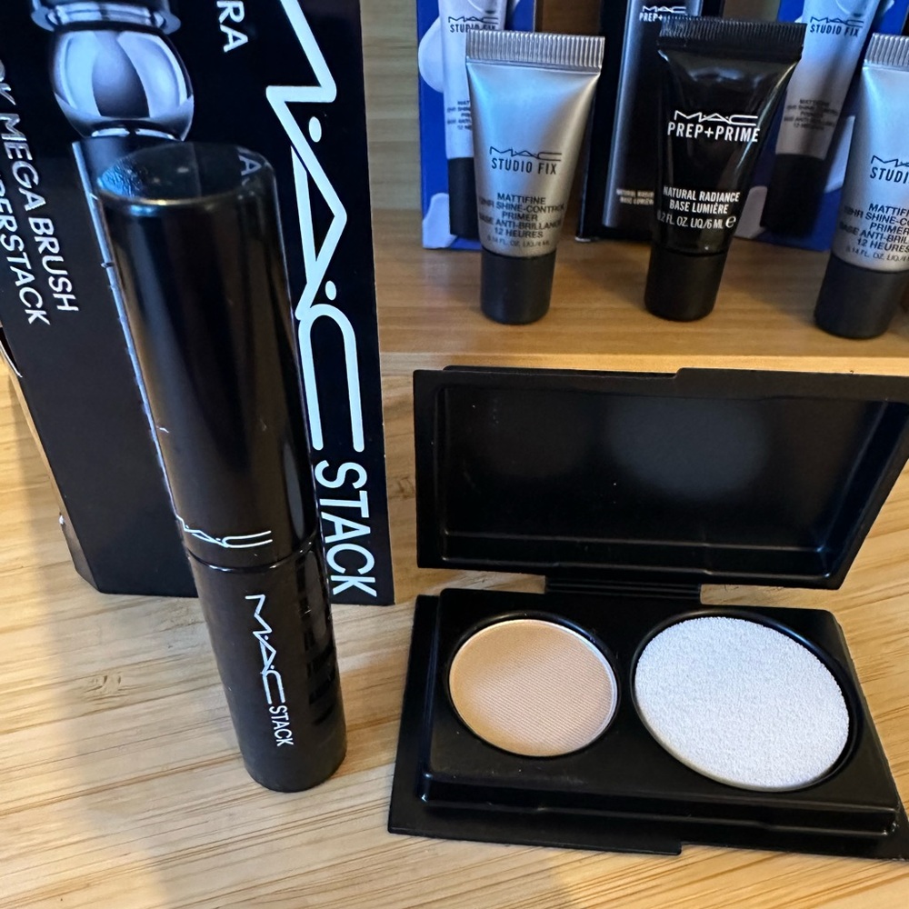 MAC • 8pc Make-Up Bundle - Picture 6 of 7